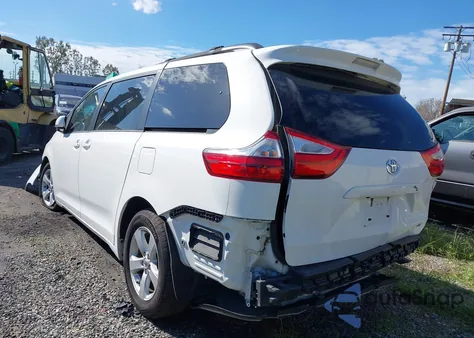 2016 Toyota Sienna Le 8 Passenger z USA, uszkodzony, nr VIN 5TDKK3DC0GS717160